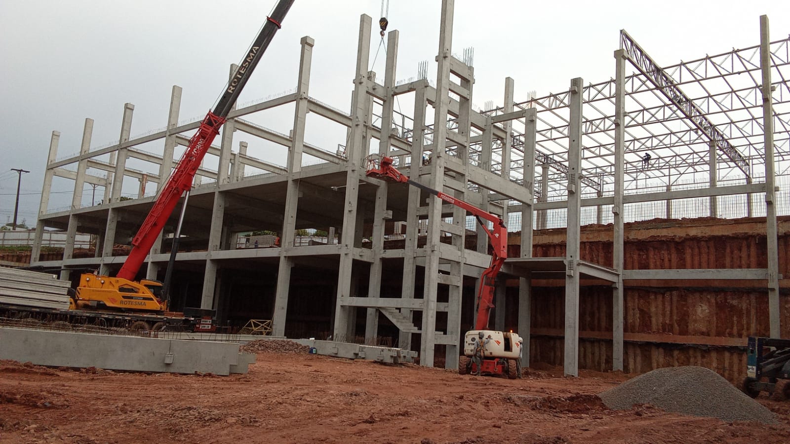 Profissionais em obra analisando pranchas