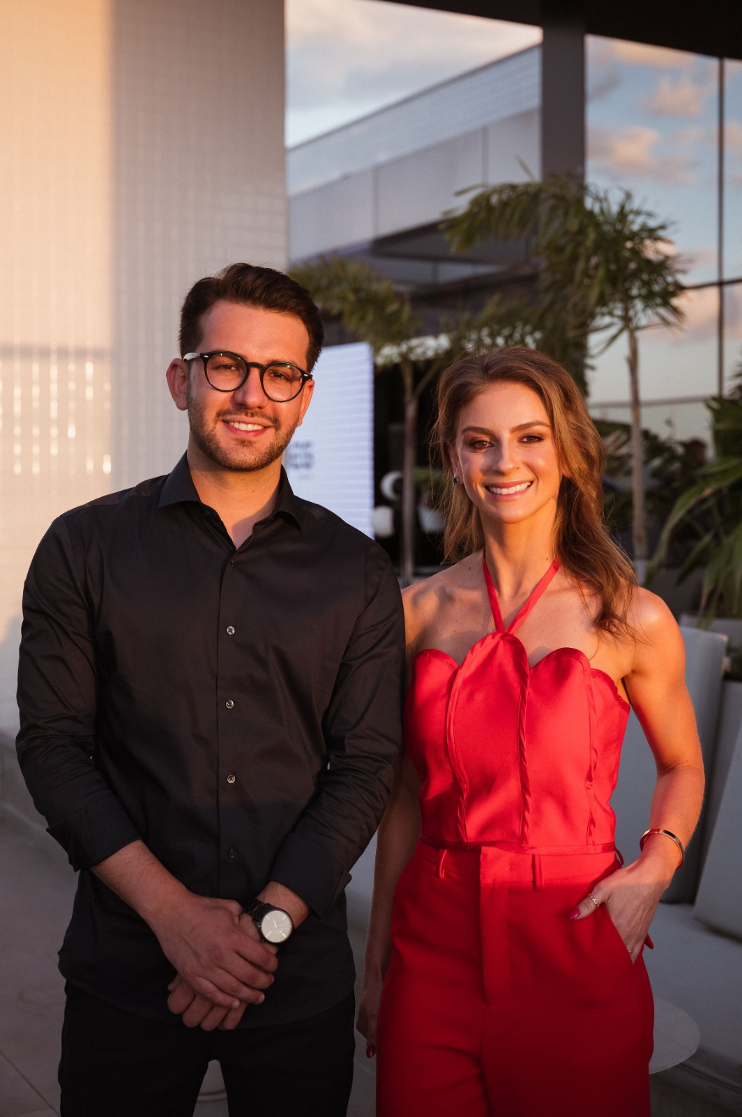 Duas pessoas em ambiente profissional